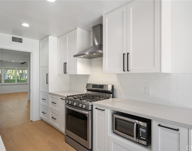 3409 Palos Verdes Drive N - Photo Thumbnail 13