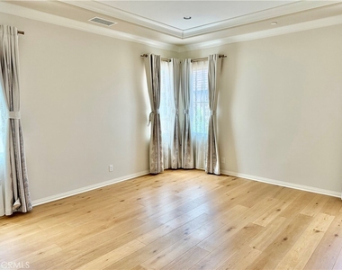 102 Chestnut Grove - Photo Thumbnail 14