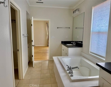 102 Chestnut Grove - Photo Thumbnail 18