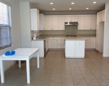 111 Holly Springs - Photo Thumbnail 5