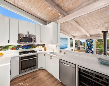 201 Nyes Place - Photo Thumbnail 4