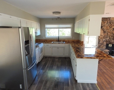 9786 Mount Hood Way - Photo Thumbnail 5