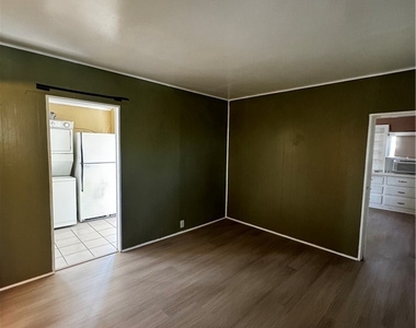 104 W 5th Street - Photo Thumbnail 7