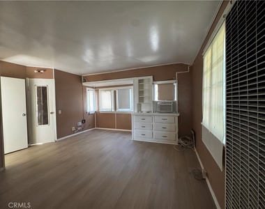 104 W 5th Street - Photo Thumbnail 6