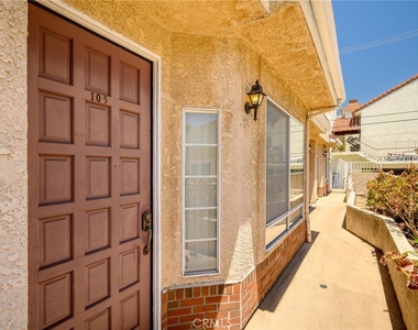 318 N Kenwood Street - Photo Thumbnail 1