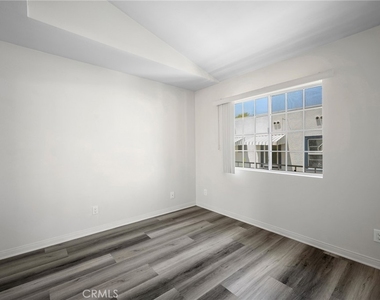 318 N Kenwood Street - Photo Thumbnail 20