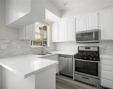 318 N Kenwood Street - Photo Thumbnail 9