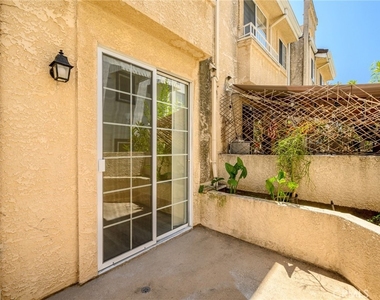 318 N Kenwood Street - Photo Thumbnail 8