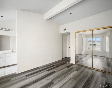 318 N Kenwood Street - Photo Thumbnail 15