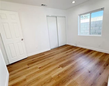 453 W Locust Street - Photo Thumbnail 6