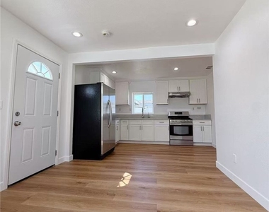 453 W Locust Street - Photo Thumbnail 3