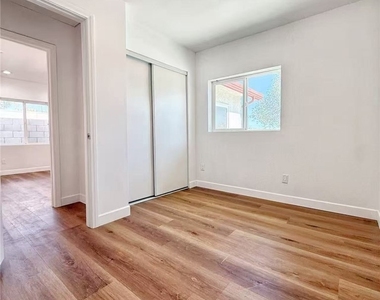 453 W Locust Street - Photo Thumbnail 8