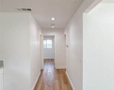 453 W Locust Street - Photo Thumbnail 5