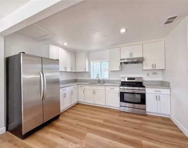 453 W Locust Street - Photo Thumbnail 2