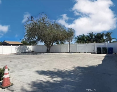 453 W Locust Street - Photo Thumbnail 1