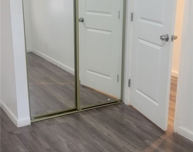 836 W 40th - Photo Thumbnail 3