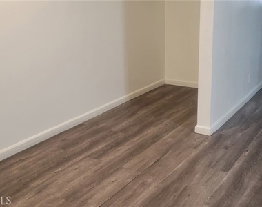 836 W 40th - Photo Thumbnail 9