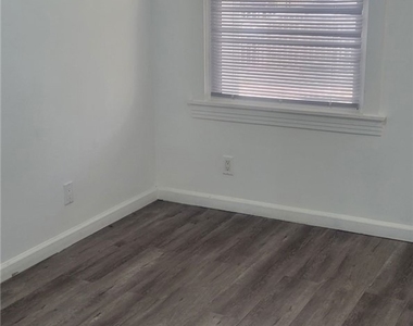 836 W 40th - Photo Thumbnail 2