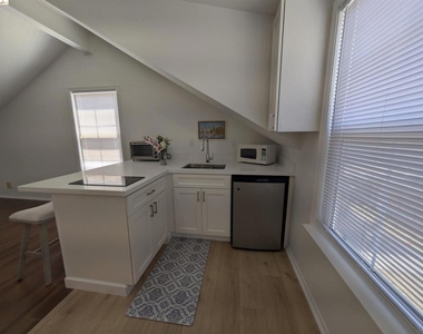 1021 Arlington Way - Photo Thumbnail 2