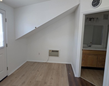 1021 Arlington Way - Photo Thumbnail 3