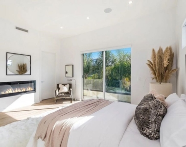 8932 Dorrington Avenue - Photo Thumbnail 15