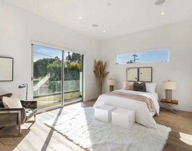 8932 Dorrington Avenue - Photo Thumbnail 16