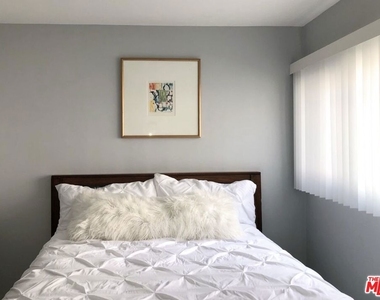 425 S Kenmore Avenue - Photo Thumbnail 4