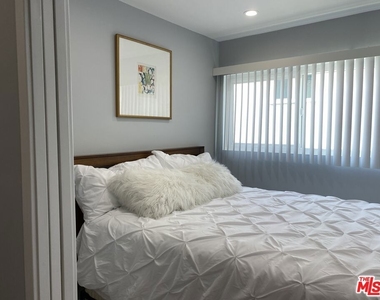 425 S Kenmore Avenue - Photo Thumbnail 3