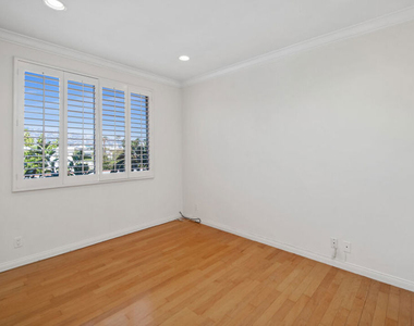200 N Almont Drive - Photo Thumbnail 20