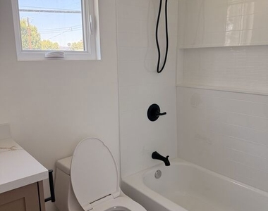 6626 Woodlake Avenue - Photo Thumbnail 8