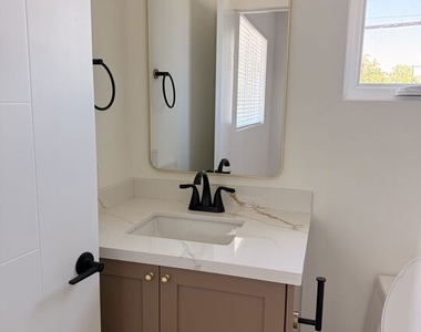 6626 Woodlake Avenue - Photo Thumbnail 9