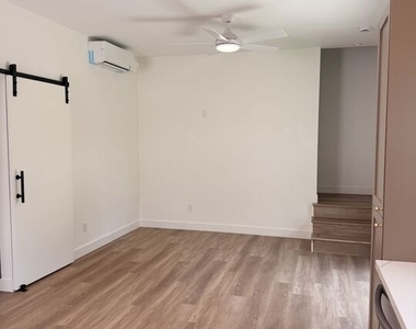 6626 Woodlake Avenue - Photo Thumbnail 1