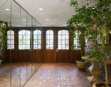 1375 Kelton Avenue - Photo Thumbnail 17