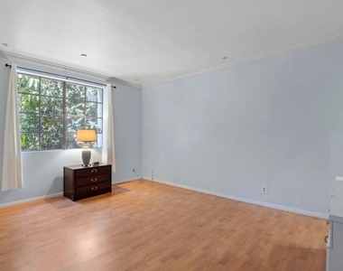 1375 Kelton Avenue - Photo Thumbnail 10