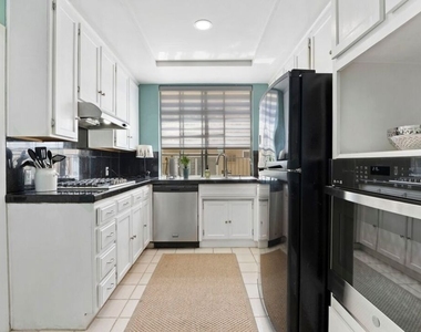 1375 Kelton Avenue - Photo Thumbnail 7