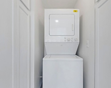 1375 Kelton Avenue - Photo Thumbnail 9