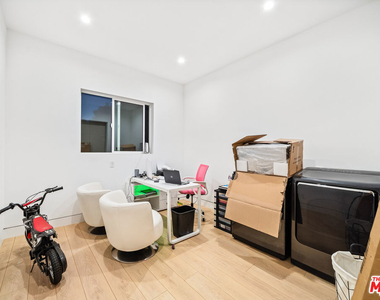 5826 Corbin Avenue - Photo Thumbnail 26