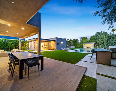 5826 Corbin Avenue - Photo Thumbnail 2