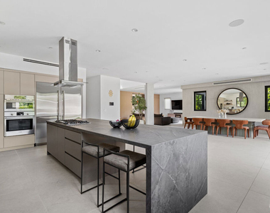 5826 Corbin Avenue - Photo Thumbnail 13