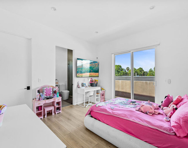 5826 Corbin Avenue - Photo Thumbnail 27