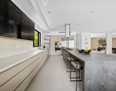 5826 Corbin Avenue - Photo Thumbnail 14