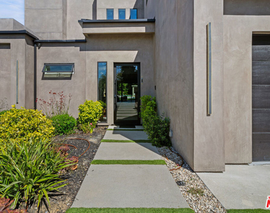5826 Corbin Avenue - Photo Thumbnail 5