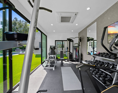 5826 Corbin Avenue - Photo Thumbnail 39