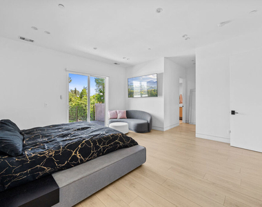 5826 Corbin Avenue - Photo Thumbnail 19