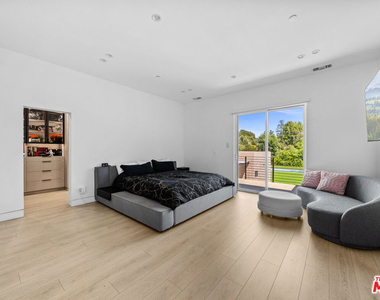 5826 Corbin Avenue - Photo Thumbnail 18