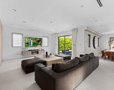 5826 Corbin Avenue - Photo Thumbnail 9