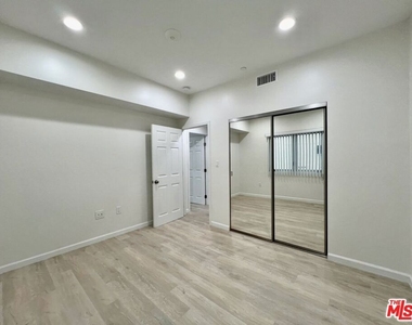 1409 N Hobart Boulevard - Photo Thumbnail 12