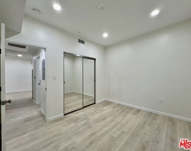 1409 N Hobart Boulevard - Photo Thumbnail 13