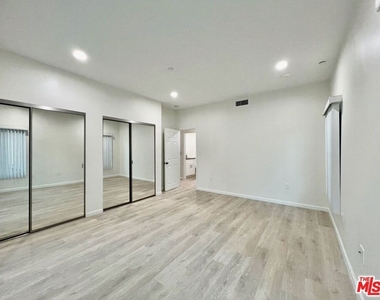 1409 N Hobart Boulevard - Photo Thumbnail 10