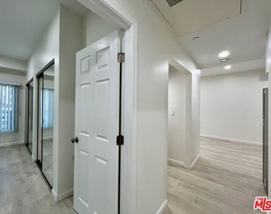 1409 N Hobart Boulevard - Photo Thumbnail 14
